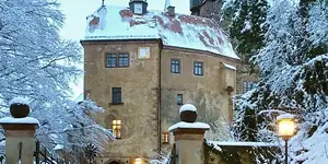 Winterliches Bild von der schneebedeckten Burg Kriebstein in Mittelsachsen, Basenfasten