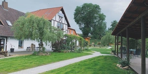 Außenansicht des Landhotels Weiße Mühle in Eichsfeld. Fasten nach Dr. Buchinger/Dr. Lützner im Grünen. 
