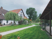 Außenansicht des Landhotels Weiße Mühle in Eichsfeld. Fasten nach Dr. Buchinger/Dr. Lützner im Grünen. 