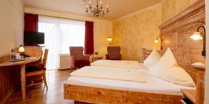 Doppelzimmer des Harzhotels zum Prinzen mit Bett und Schreibtisch in Holzoptik