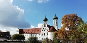 Das Bild zeigt die Außenfassade des Klosters Benediktbeuern aus der Ferne, Fasten nach Buchinger