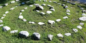 Steinkreis im grünen Gras, Fasten nach Buchinger, Basenfasten