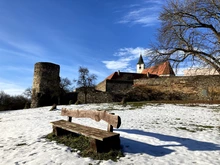 Außenansicht mit Bank im Winter Kloster Pernegg © Zickbauer Natascha