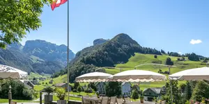 Terrasse im Sommer im Hotel Frohe Aussicht in Schwende in der Schweiz bei Basenfastenkur