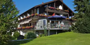 Das Bild zeigt die Außenansicht das Steinhauers Kurhotel Hochbühl in Oberstaufen, Fasten nach Buchinger