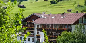 Das Bild zeigt die Außenansicht des Hotels Alpenhotel Sonneck in Bad Hindelang, Fasten nach Buchinger und Basenfasten