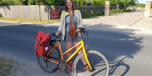 Fastenleiterin Madeleine Mertke auf einem orangefarbenen Fahrrad, Fasten nach Buchinger