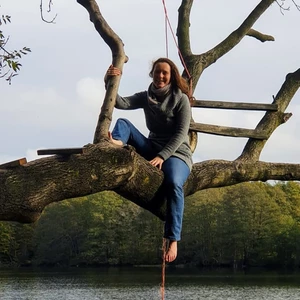 Tara Stauffer auf Baum sitzend, Basenfasten mit Tara A. Stauffer