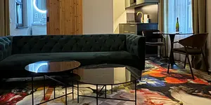 Beispiel eines Appartements im Hotel Pebbles by RiNG in Regensburg mit gemütlicher Sitzecke und Couch, Fasten nach Buchinger, Basenfasten