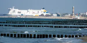 Das Bild zeigt das Ufer der Ostsee, im Hintergrund ein Kreuzfahrtsschiff, Fasten nach Buchinger