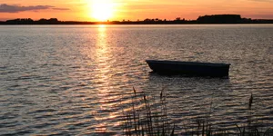 Sonnenuntergang am Hiddensee mit Boot im Vordergrund, Fasten nach Buchinger