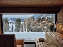 Ausblick aus der Sauna im Alpen-Spa des Hotel Sperlhof. Highlight eines Fastenkurses mit Klaudia Molner.