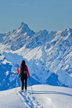 Skifahren und Schneewanderung 