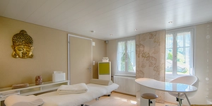 Behandlungsraum mit Massagebett bei Basenfastenkur im Hotel Frohe Aussicht in Schwende in der Schweiz