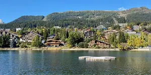 Das Bild zeigt den Lac Moubra, im Hintergrund das Hotel La Prairie 