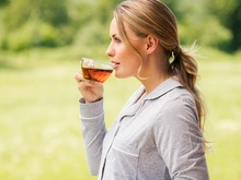 Frau trinkt Kräutertee im Bio Vitalhotel Falkenhof während einer Bio-Frischmolke-Kur oder einer Detoxkur (Intervallfasten) Jentschura´s BasenKur 