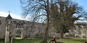 Entspannen im wunderschönen Klostergarten Pernegg beim Fasten mit Andrea Löw.