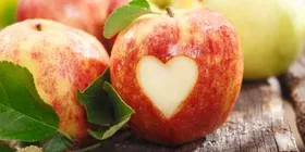Herz in Apfel geschnitzt
