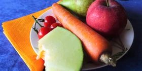 Bild eines Gemüse-Obst-Tellers mit Melonen, Karotten, Äpfel, Kirschen und Karotten, Fasten NACH BUCHINGER