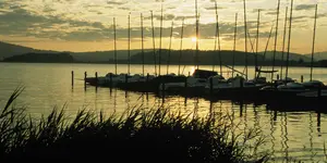 Abendstimmung im Hafen und Boote bei Fastenwoche nach Buchinger im Saarland beim Bostalsee in Victor's Seehotel Weingärtner