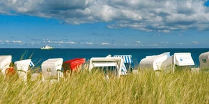 Ostseeküste mit Sitzgelegenheiten