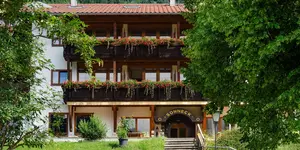 Außenansicht des Alpenhotels Sonneck in Bad Hindelang, Fasten nach Buchinger und Basenfasten