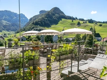 Terrasse mit Aussicht im Hotel Frohe Aussicht in Schwende in der Schweiz bei Basenfastenkur