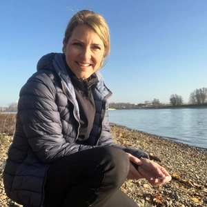 Profilbild der Fastenleiterin Annegret Mitschke beim Wasser, Fasten nach Dr. Buchinger/Lützner