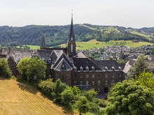 Kloster Waldbreitbach von einer Erhöhung aus fotografiert, Fasten nach Buchinger, Basenfasten