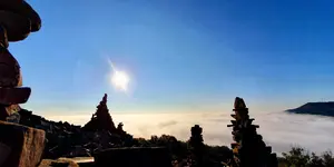 Ausblick über nebelbedecktes Tal bei Fastenwanderung mit Fastenbegleiter René Blechschmidt